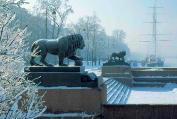 Скульптуры львов на Дворцовой пристани